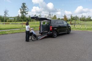 HNC showroomunda müşterilere yardımcı olan ekip